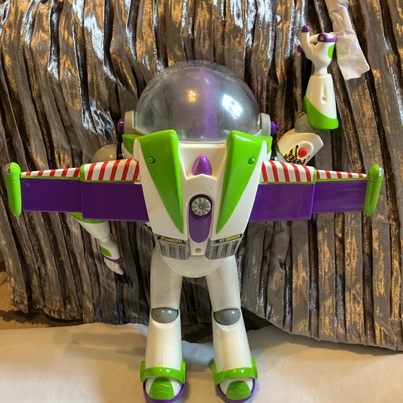 Buzz Lightyear with voice (lights on wings and laser light) - Picture 3 of 7